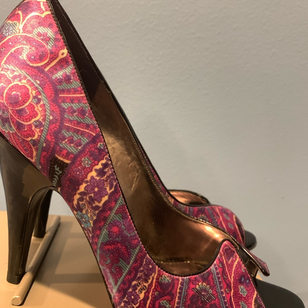 Carlos by Carlos Santana Pounce heels 9M purple paisley stilettos multicolor